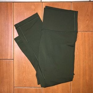 lululemon athletic Women’s Crop Olive Size 8